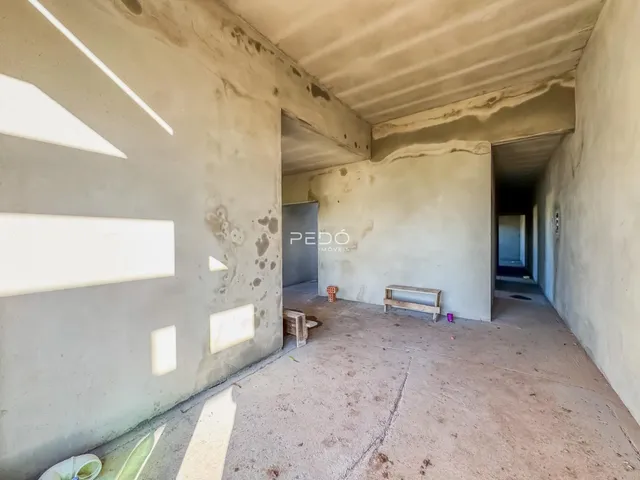 Corredor com paredes de concreto em uma propriedade.