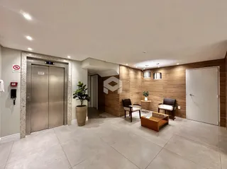 Uma área comum com piso de cerâmica e revestimento de madeira.