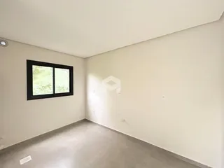Esta é uma foto de um cômodo interno com paredes brancas e piso cinza claro.