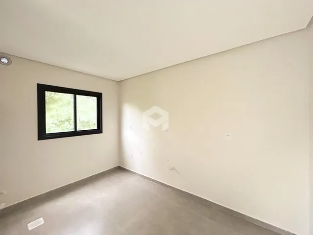 Esta é uma foto de um cômodo interno com paredes brancas e piso cinza claro.