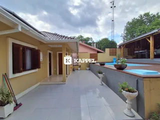 Foto da fachada de uma casa com piscina em Lajeado, Brasil.
