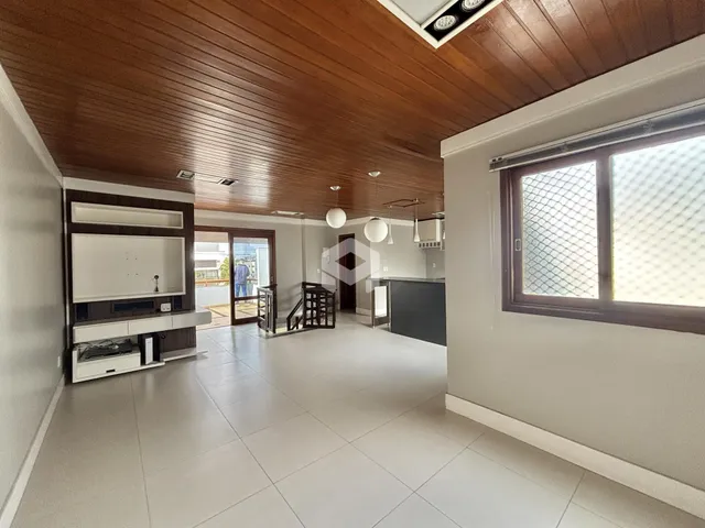 Ambiente interno com piso de cerâmica e teto de madeira em um imóvel.