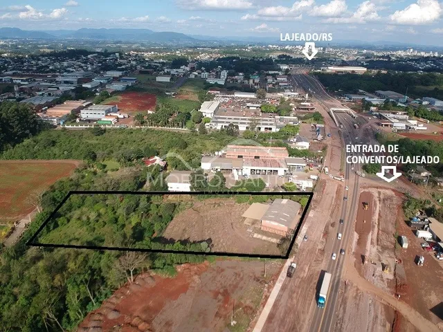 Vista aérea de um terreno em Lajeado/RS com vegetação e vias de acesso.