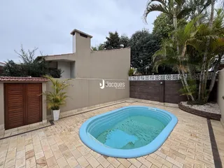 Foto de uma área externa com piscina e parede de casa em Lajeado.