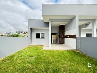 Fachada moderna de uma residência em Lajeado, Brasil, com jardim gramado.