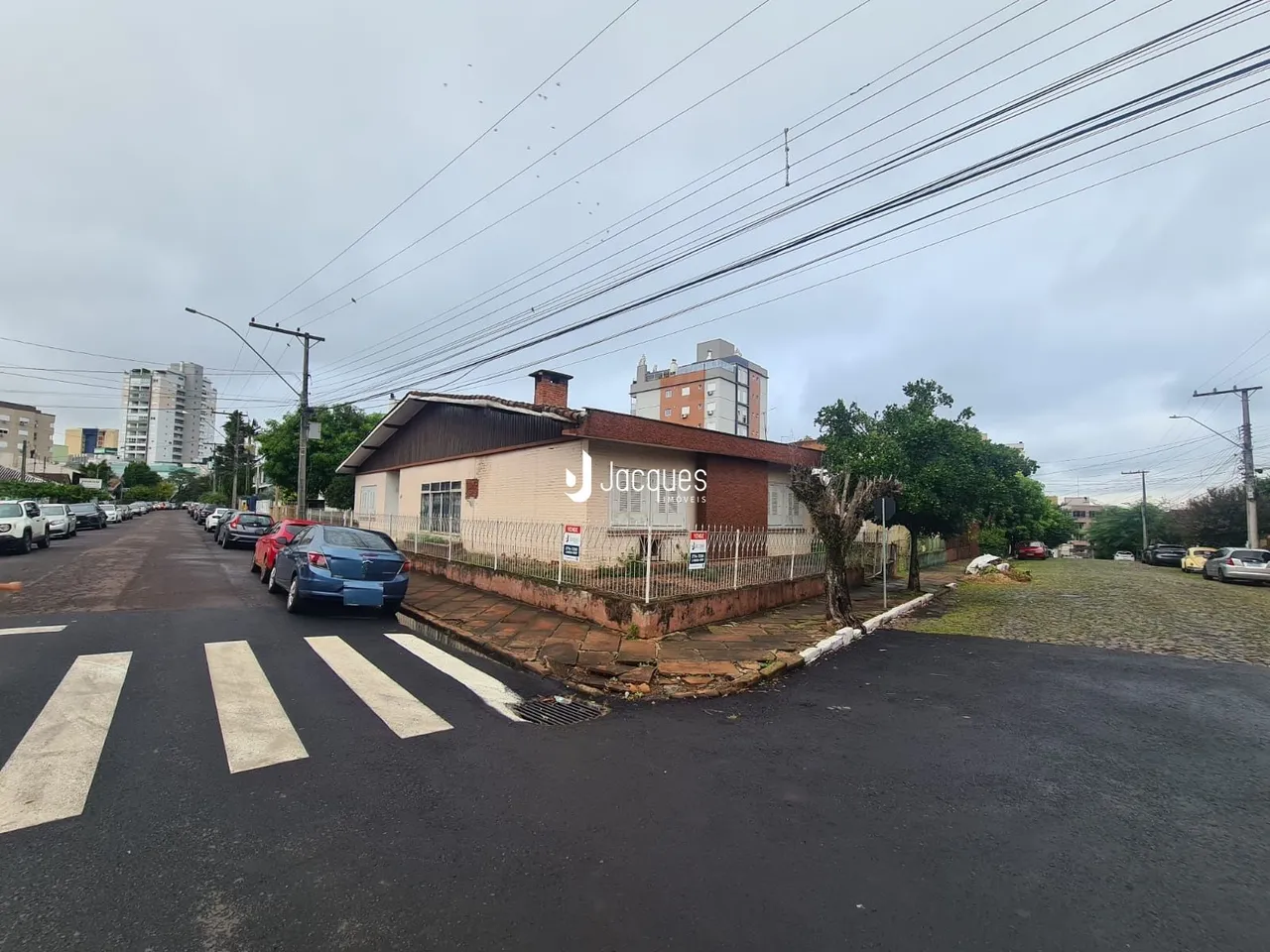 Fachada de uma residência em Lajeado, Brasil, ao lado de uma rua pavimentada.