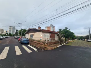Fachada de uma residência em Lajeado, Brasil, ao lado de uma rua pavimentada.