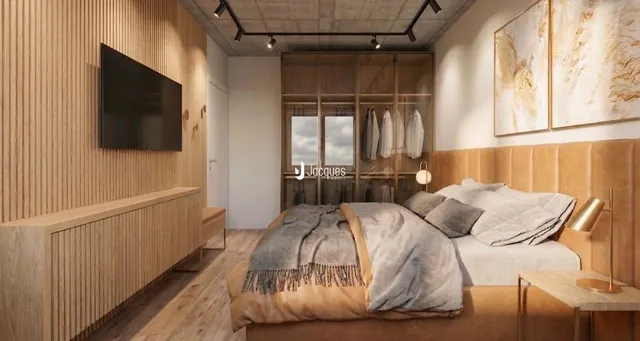 Quarto com cabeceira de madeira e cama em um ambiente claro.