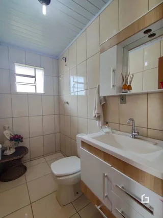 Quarto com piso de cerâmica e vaso sanitário em um imóvel.