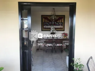 Ambiente interno com mesa de jantar e decoração em um imóvel.