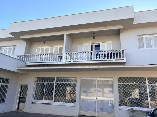 Fachada de uma residência em Lajeado, Brasil, com varanda e grades de segurança.
