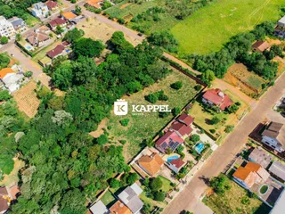 Vista aérea de uma propriedade residencial em Lajeado, Brasil, mostrando o entorno com vegetação e ruas.
