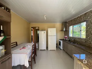 Quarto com vista para a cozinha e sala de jantar em Lajeado, Brasil.