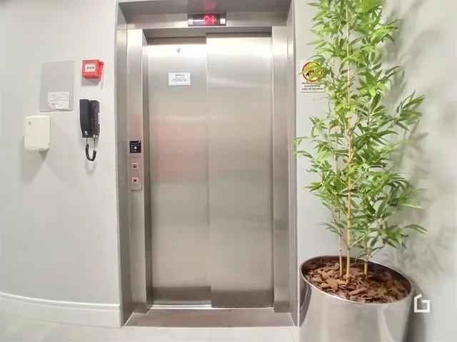 Hall de entrada com elevador em um imóvel residencial.