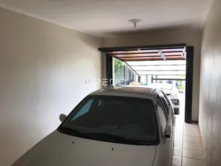 Hall de entrada com porta de vidro abrindo para a área externa.