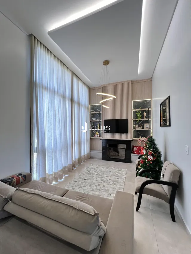 Sala de estar moderna com grande janela e decoração de inverno.