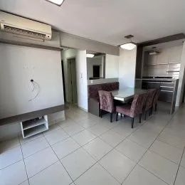 Foto interna de uma cozinha com piso de cerâmica e ar-condicionado instalado.
