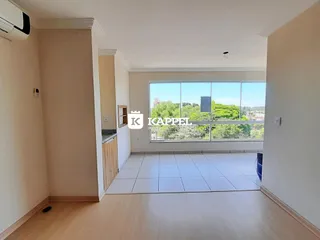 Sala de estar com grande janela que oferece uma vista para a paisagem externa.