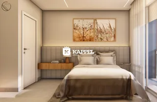 Foto de um quarto com cama e cabeceira em um ambiente bem iluminado.