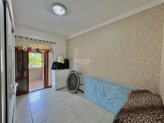 Quarto com piso de cerâmica e papel de parede na Lajeado, Brasil.