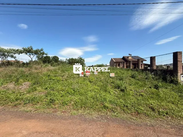 Fachada de uma residência em Lajeado, Brasil, cercada por vegetação alta.