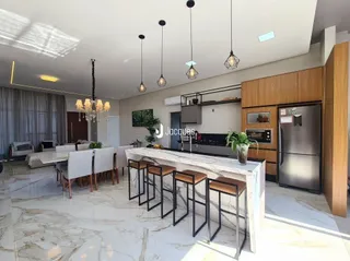 Ambiente moderno com piso de mármore e ilha da cozinha.