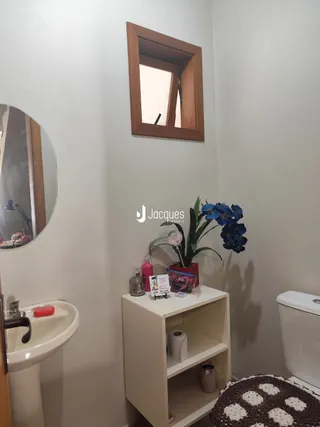 Foto de um banheiro interno com pia e vaso sanitário.