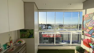 Vista da sala com grande janela de vidro no imóvel em Lajeado.