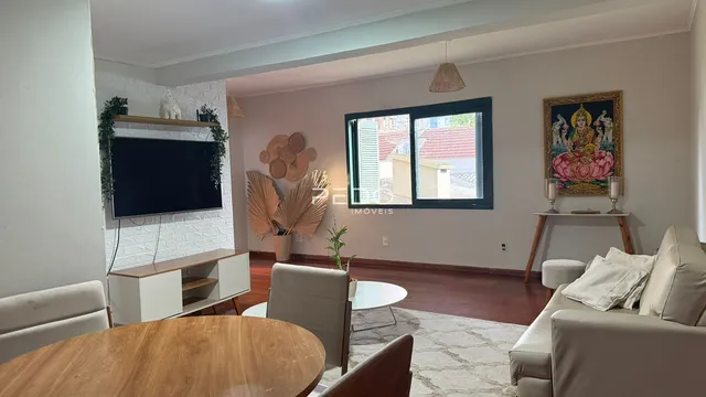 A sala de estar de um imóvel em Lajeado, Brasil, com decoração moderna.