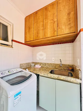Foto de uma cozinha com armários de madeira e bancada de granito.
