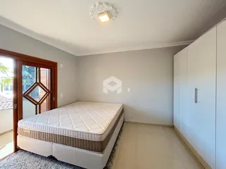 Quarto com cama e armário em um imóvel no Brasil.