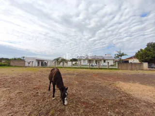 Vista externa de uma propriedade em Lajeado, Brasil, com um campo aberto em primeiro plano.