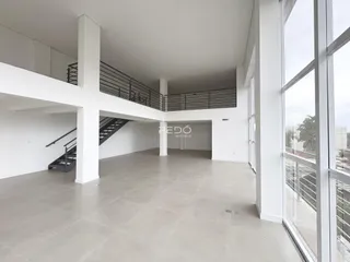 Espaço amplo e aberto com pé direito alto em um imóvel em Lajeado.