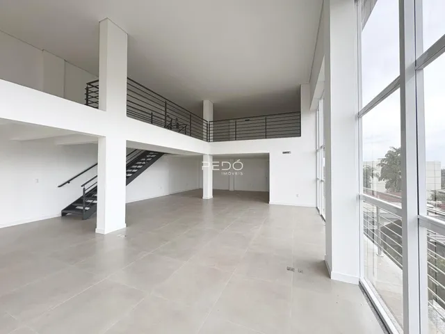 Espaço amplo e aberto com pé direito alto em um imóvel em Lajeado.