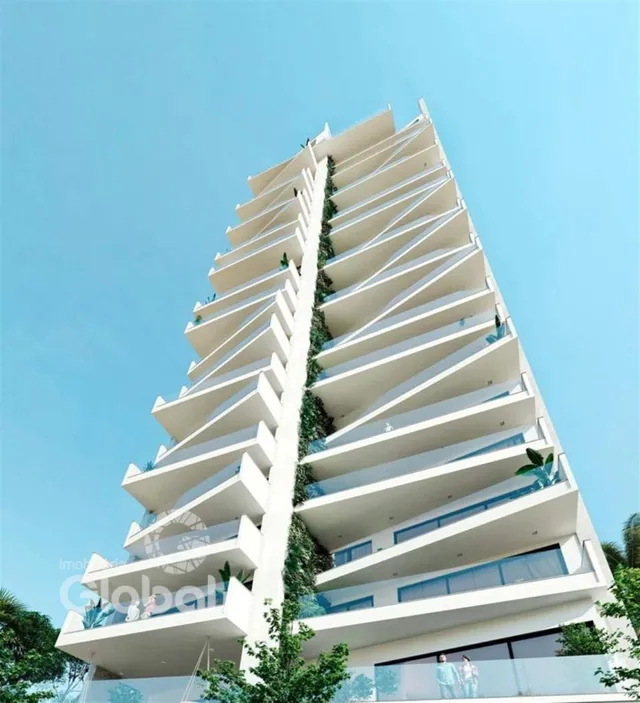 Fachada moderna de um edifício residencial com vegetação.