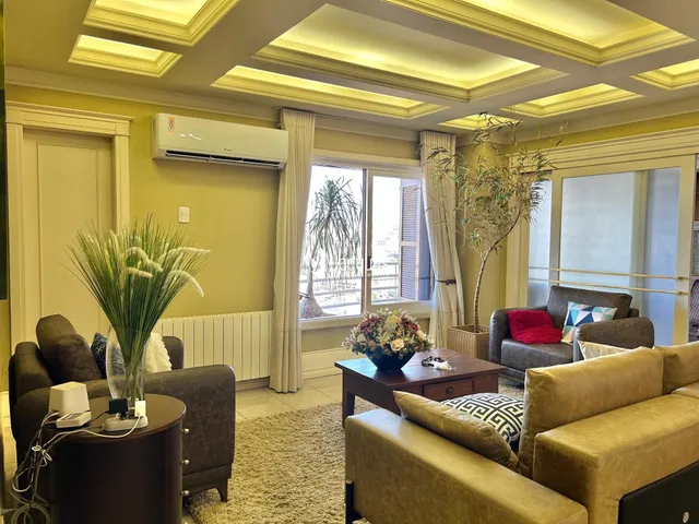 Sala de estar com sofá e decoração em ambiente residencial.