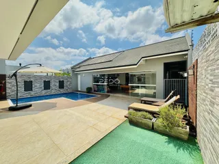 Fachada de uma residência com piscina e área externa em Lajeado, Brasil.