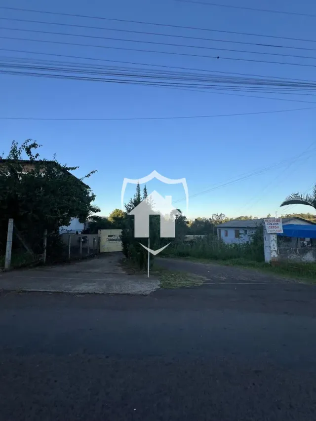 Vista externa de uma propriedade em Lajeado, Brasil, com cerca e vegetação.