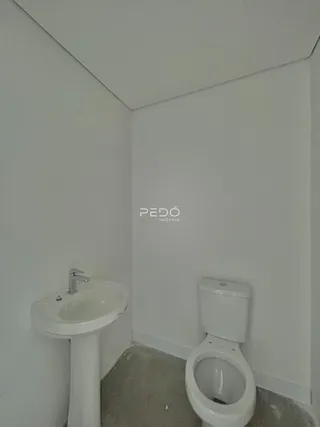 Foto de um banheiro interno com pia e vaso sanitário.