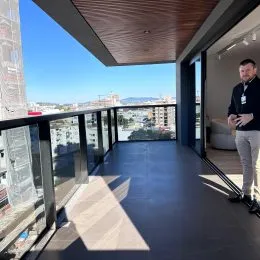 Varanda com vista para a paisagem urbana de Lajeado.