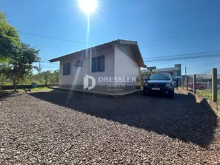 A fachada de uma casa em Lajeado, Brasil, com área de cascalho na frente.