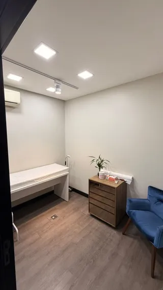 Quarto com cama e móveis de madeira na sala.