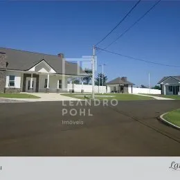 Fachada de uma residência em Lajeado, Brasil, vista da rua.