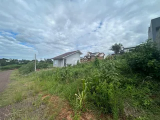 Vista externa de uma propriedade em Lajeado, Brasil, cercada por vegetação densa.