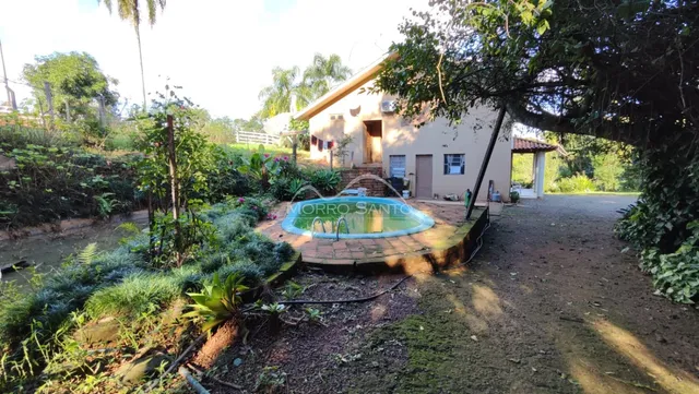 Foto externa mostrando uma casa com piscina e área verde em Lajeado.