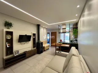 Sala de estar moderna com decoração clara e piso de cerâmica.