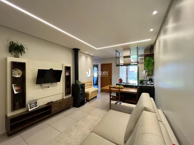 Sala de estar moderna com decoração clara e piso de cerâmica.