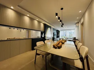 Imagem de uma sala de jantar com cozinha integrada em um imóvel.