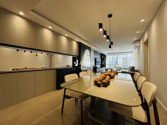 Imagem de uma sala de jantar com cozinha integrada em um imóvel.