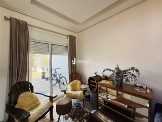 Foto de uma sala de estar com portas de vidro e decoração rústica.